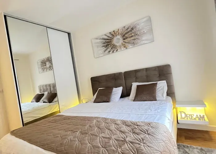 White Homes • Point *