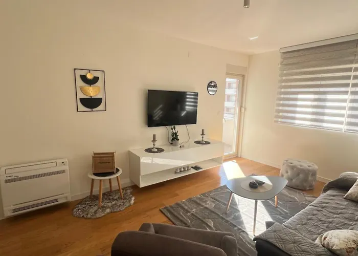 White Homes • Point Apartment